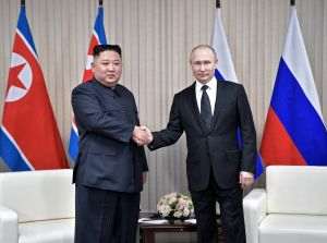 AFP: Kim Jong Un, mândru de relaţia cu Rusia, Zelenski acuză Phenianul de pregătirea a 30.000-50.000 de soldaţi